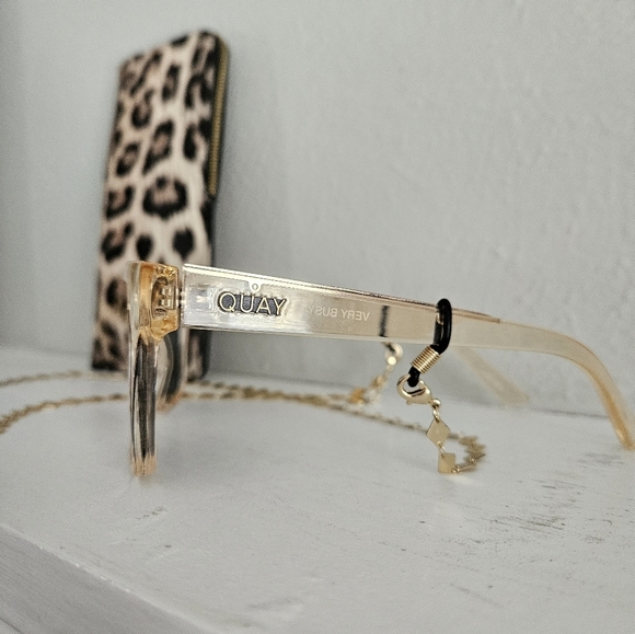 NWOT Quay X Jaclyn Hill Very Busy Sunglasses With Chain & Leopard Case - Picture 3 of 7